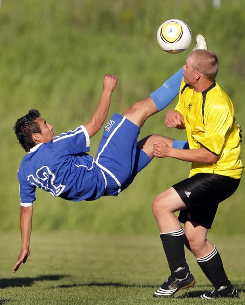 Brandon Sun El Salvador's Javier Centi plays the ball over his head with a bicycle kick during Tuesday night's soccer match against the Brandon Outlawz at the Canada Games Field. (Bruce Bumstead/Brandon Sun)