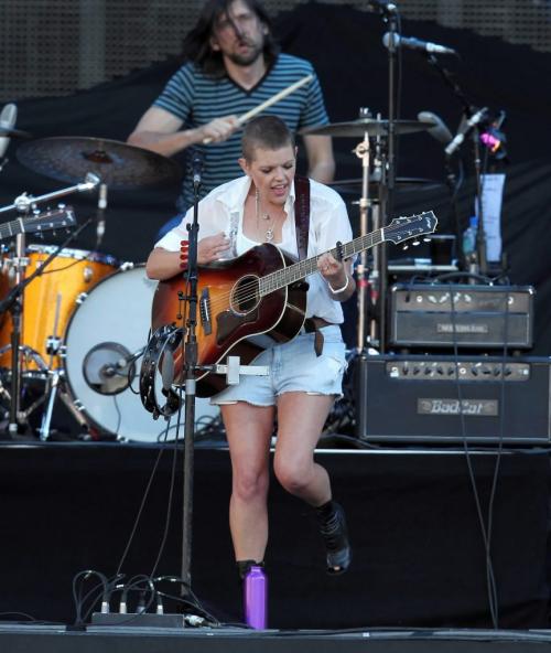 BORIS.MINKEVICH@FREEPRESS.MB.CA  100622 BORIS MINKEVICH / WINNIPEG FREE PRESS Natalie Maines of the Dixie Chicks performs at the Stadium where the band opened for the Eagles.