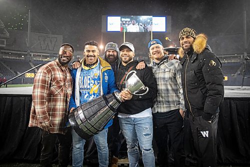 JESSICA LEE / WINNIPEG FREE PRESS

Bombers players (from left to right) Johnny Augustine, Andrew Harris, Pete Constanza (RB coach), Brady Oliveria, Mike Miller and Kenny Lawler celebrate the recent Grey Cup victory at IG Field on December 15, 2021.

















