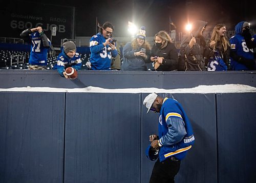 JESSICA LEE / WINNIPEG FREE PRESS

Bombers player Willie Jefferson signs fans keepsakes while celebrating the recent Grey Cup victory at IG Field on December 15, 2021.
















