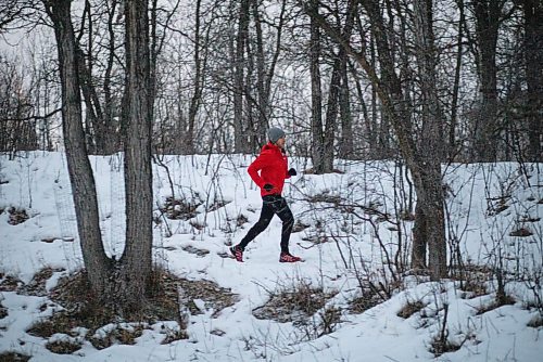 JESSICA LEE / WINNIPEG FREE PRESS

Kristian Andres, an avid runner, runs on the Seine River Greenways Trail on December 16, 2021.

Reporter: Janine














