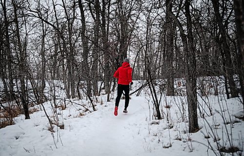 JESSICA LEE / WINNIPEG FREE PRESS

Kristian Andres, an avid runner, runs on the Seine River Greenways Trail on December 16, 2021.

Reporter: Janine














