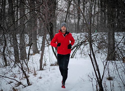 JESSICA LEE / WINNIPEG FREE PRESS

Kristian Andres, an avid runner, runs on the Seine River Greenways Trail on December 16, 2021.

Reporter: Janine














