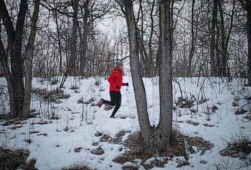 JESSICA LEE / WINNIPEG FREE PRESS

Kristian Andres, an avid runner, runs on the Seine River Greenways Trail on December 16, 2021.

Reporter: Janine














