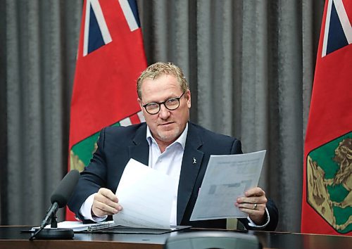 RUTH BONNEVILLE / WINNIPEG FREE PRESS
LOCAL - finance
Finance Minister Scott Fielding presents the
2021-22 Mid-Year Report Fiscal and Economic Update at a press conference at Legislative Building, Friday.
Dec 17th, 2021