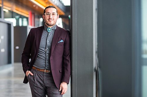 MIKAELA MACKENZIE / WINNIPEG FREE PRESS

Noah Wilson, business development manager for Indigenous Young Entrepreneurs at Futurpreneur Canada, poses for a portrait in Winnipeg on Friday, Dec. 17, 2021. For Malak story.
Winnipeg Free Press 2021.