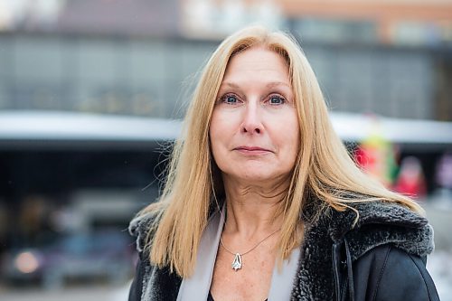 MIKAELA MACKENZIE / WINNIPEG FREE PRESS

Christine Peschken, head of rheumatology, poses for a portrait at the Health Sciences Centre in Winnipeg on Friday, Dec. 17, 2021. For Dylan story.
Winnipeg Free Press 2021.