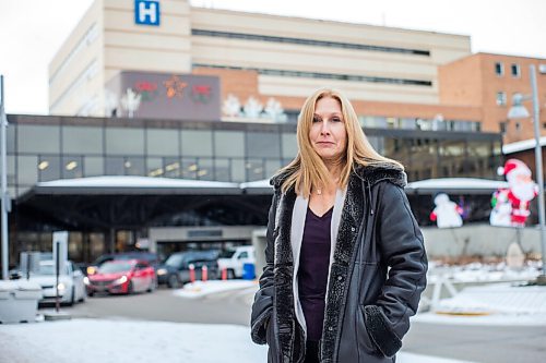 MIKAELA MACKENZIE / WINNIPEG FREE PRESS

Christine Peschken, head of rheumatology, poses for a portrait at the Health Sciences Centre in Winnipeg on Friday, Dec. 17, 2021. For Dylan story.
Winnipeg Free Press 2021.