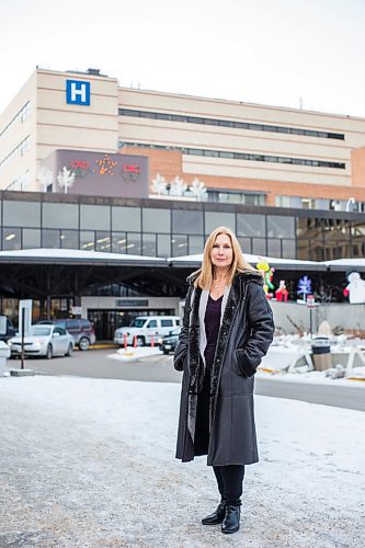 MIKAELA MACKENZIE / WINNIPEG FREE PRESS

Christine Peschken, head of rheumatology, poses for a portrait at the Health Sciences Centre in Winnipeg on Friday, Dec. 17, 2021. For Dylan story.
Winnipeg Free Press 2021.