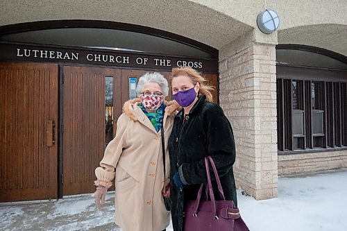 Mike Sudoma / Winnipeg Free Press
Lorraine Schmidt and her daughter Susan Pearce after enjoying a service at the Evangelical Lutheran Church of the Cross, something they try and get to every Sunday.
December 19, 2021