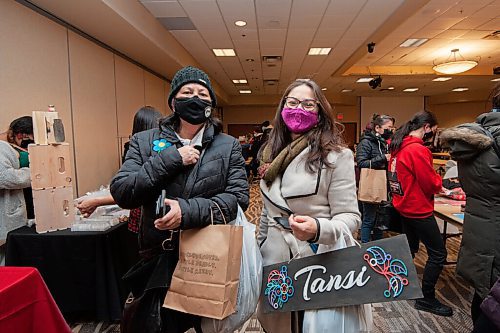 Mike Sudoma / Winnipeg Free Press
Darlene Daniels (left) and Liz Keeper (right) spend some time shopping the Indigenous Arts Market at Canad Inns Polo Park Sunday morning
December 19, 2021