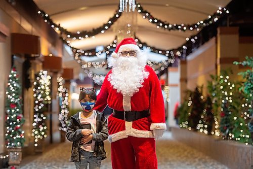 Mike Sudoma / Winnipeg Free Press
Santa (Bill Greenwalt) shares a moment with Honey Bourassa at the Indigenous Arts Market held at Canad Inns Polo Park Sunday morning
December 19, 2021