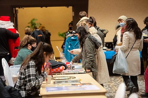 Mike Sudoma / Winnipeg Free Press
Customers shop the vendors at the Indigenous Arts Market held at Canad Inns Polo Park Sunday morning
December 19, 2021