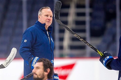 MIKAELA MACKENZIE / WINNIPEG FREE PRESS

Coach Dave Lowry at Jets practice at Canada Life Centre in Winnipeg on Tuesday, Dec. 21, 2021. For --- story.
Winnipeg Free Press 2021.