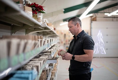 JESSICA LEE / WINNIPEG FREE PRESS

Jarrett Davidson, T&T Seeds owner, arranges seed packets in his store in Headingley on December 21, 2021.

Reporter: Gabby













