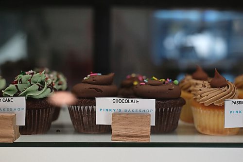 SHANNON VANRAES / WINNIPEG FREE PREE
Confections fill display cases at Pinky's Bakeshop in Osborne Village on December 22, 2021. Owner Pinky Fuentes is eligible for Manitobas new business support program.