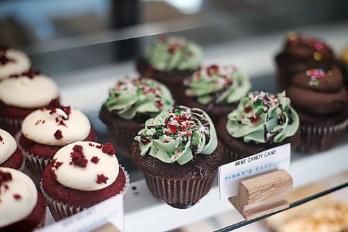 SHANNON VANRAES / WINNIPEG FREE PREE
Confections fill display cases at Pinky's Bakeshop in Osborne Village on December 22, 2021. Owner Pinky Fuentes is eligible for Manitobas new business support program.