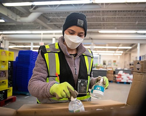 JESSICA LEE / WINNIPEG FREE PRESS

Rajbeer Kaur sorts donation items into boxes at the Harvest Manitoba warehouse on December 22, 2021.

Reporter: Gillian












