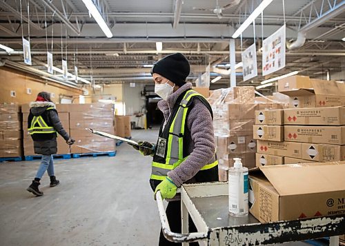 JESSICA LEE / WINNIPEG FREE PRESS

Rajbeer Kaur sorts donation items into boxes at the Harvest Manitoba warehouse on December 22, 2021.

Reporter: Gillian












