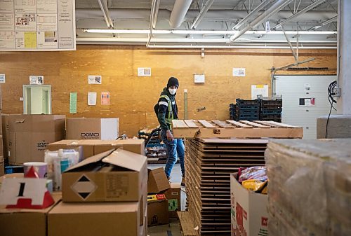 JESSICA LEE / WINNIPEG FREE PRESS

A worker is photographed at the Harvest Manitoba warehouse on December 22, 2021.

Reporter: Gillian












