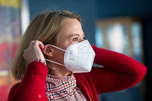 MIKAELA MACKENZIE / WINNIPEG FREE PRESS

Epidemiologist Cynthia Carr demonstrates wearing a KN95 mask, which is recommended to combat the omicron variant, in Winnipeg on Wednesday, Dec. 22, 2021. For --- story.
Winnipeg Free Press 2021.