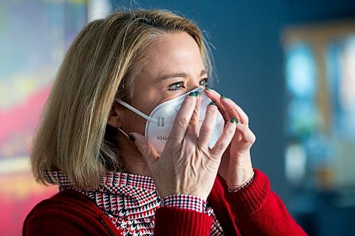 MIKAELA MACKENZIE / WINNIPEG FREE PRESS

Epidemiologist Cynthia Carr demonstrates wearing a KN95 mask, which is recommended to combat the omicron variant, in Winnipeg on Wednesday, Dec. 22, 2021. For --- story.
Winnipeg Free Press 2021.