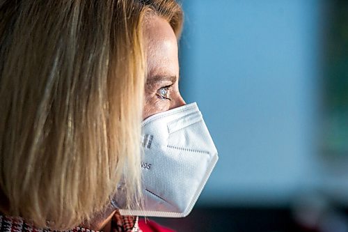 MIKAELA MACKENZIE / WINNIPEG FREE PRESS

Epidemiologist Cynthia Carr demonstrates wearing a KN95 mask, which is recommended to combat the omicron variant, in Winnipeg on Wednesday, Dec. 22, 2021. For --- story.
Winnipeg Free Press 2021.