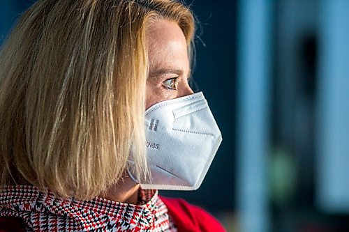 MIKAELA MACKENZIE / WINNIPEG FREE PRESS

Epidemiologist Cynthia Carr demonstrates wearing a KN95 mask, which is recommended to combat the omicron variant, in Winnipeg on Wednesday, Dec. 22, 2021. For --- story.
Winnipeg Free Press 2021.