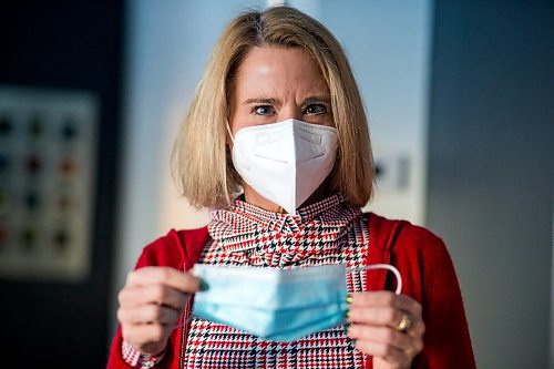 MIKAELA MACKENZIE / WINNIPEG FREE PRESS

Epidemiologist Cynthia Carr demonstrates wearing a KN95 mask, which is recommended to combat the omicron variant, in Winnipeg on Wednesday, Dec. 22, 2021. For --- story.
Winnipeg Free Press 2021.