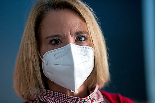 MIKAELA MACKENZIE / WINNIPEG FREE PRESS

Epidemiologist Cynthia Carr demonstrates wearing a KN95 mask, which is recommended to combat the omicron variant, in Winnipeg on Wednesday, Dec. 22, 2021. For --- story.
Winnipeg Free Press 2021.