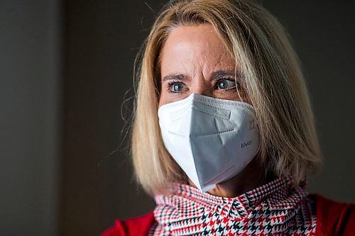 MIKAELA MACKENZIE / WINNIPEG FREE PRESS

Epidemiologist Cynthia Carr demonstrates wearing a KN95 mask, which is recommended to combat the omicron variant, in Winnipeg on Wednesday, Dec. 22, 2021. For --- story.
Winnipeg Free Press 2021.