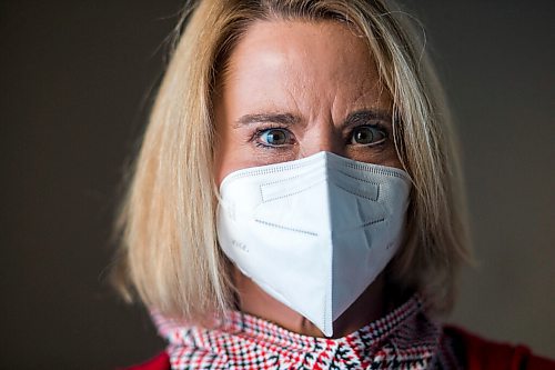 MIKAELA MACKENZIE / WINNIPEG FREE PRESS

Epidemiologist Cynthia Carr demonstrates wearing a KN95 mask, which is recommended to combat the omicron variant, in Winnipeg on Wednesday, Dec. 22, 2021. For --- story.
Winnipeg Free Press 2021.