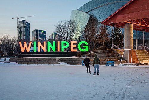 JESSICA LEE / WINNIPEG FREE PRESS

Jordan Friesen (left) and Isabell Dietrich enjoy the ice at The Forks on December 22, 2021.











