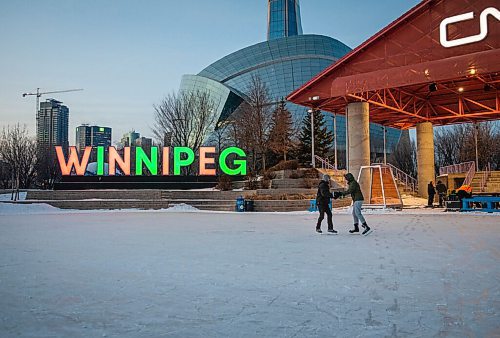 JESSICA LEE / WINNIPEG FREE PRESS

Jordan Friesen (left) and Isabell Dietrich enjoy the ice at The Forks on December 22, 2021.












