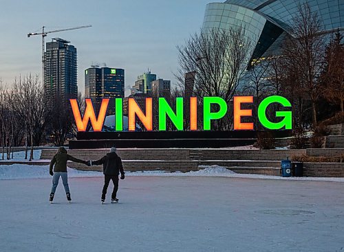 JESSICA LEE / WINNIPEG FREE PRESS

Jordan Friesen (right) and Isabell Dietrich enjoy the ice at The Forks on December 22, 2021.










