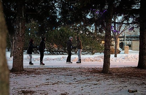 JESSICA LEE / WINNIPEG FREE PRESS

Jordan Friesen (second from right) and Isabell Dietrich (far right) enjoy the ice at The Forks on December 22, 2021.











