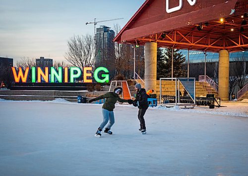 JESSICA LEE / WINNIPEG FREE PRESS

Jordan Friesen (right) and Isabell Dietrich enjoy the ice at The Forks on December 22, 2021.











