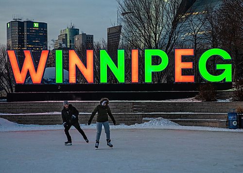 JESSICA LEE / WINNIPEG FREE PRESS

Jordan Friesen (left) and Isabell Dietrich enjoy the ice at The Forks on December 22, 2021.













