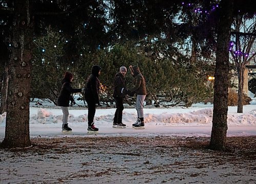 JESSICA LEE / WINNIPEG FREE PRESS

Jordan Friesen (second from right) and Isabell Dietrich (far right) enjoy the ice at The Forks on December 22, 2021.










