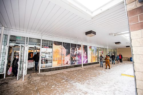 MIKAELA MACKENZIE / WINNIPEG FREE PRESS

The Main and Jefferson Liquor Mart in Winnipeg on Thursday, Dec. 23, 2021.  For Chris Kitching story.
Winnipeg Free Press 2021.