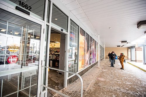 MIKAELA MACKENZIE / WINNIPEG FREE PRESS

The Main and Jefferson Liquor Mart in Winnipeg on Thursday, Dec. 23, 2021.  For Chris Kitching story.
Winnipeg Free Press 2021.