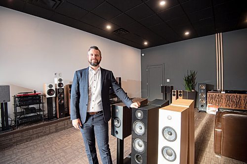 Mike Sudoma / Winnipeg Free Press
Jeff Kowerchuk, owner of Creative Audio in his shops storefront Thursday morning
December 23, 2021