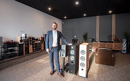 Mike Sudoma / Winnipeg Free Press
Jeff Kowerchuk, owner of Creative Audio in his shops storefront Thursday morning
December 23, 2021