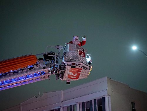 JESSICA LEE / WINNIPEG FREE PRESS

Unable to visit in person because of COVID-19, Santa, with a little help from the Winnipeg Fire Paramedic Service, visits the Childrens Hospital via lift from a fire truck on December 23, 2021.











