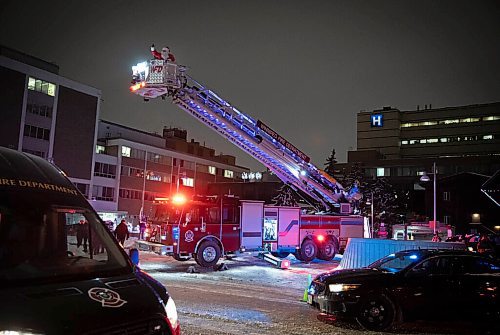JESSICA LEE / WINNIPEG FREE PRESS

Unable to visit in person because of COVID-19, Santa, with a little help from the Winnipeg Fire Paramedic Service, visits the Childrens Hospital via lift from a fire truck on December 23, 2021.











