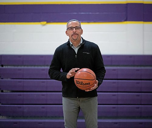 JESSICA LEE / WINNIPEG FREE PRESS

Ron Majors is photographed at the Gordon Bell High School gym on December 20, 2021. He was part of the 1981 championship basketball team.











