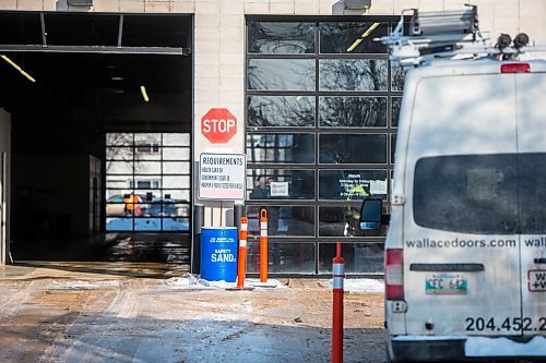 MIKAELA MACKENZIE / WINNIPEG FREE PRESS

A repair van sits in front of the 1284 Main Street testing site, which is closed because of two separate entrance door incidents (an accident and a malfunction), in Winnipeg on Friday, Dec. 24, 2021.  For --- story.
Winnipeg Free Press 2021.