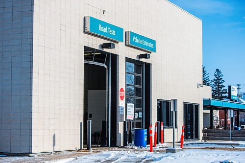 MIKAELA MACKENZIE / WINNIPEG FREE PRESS

The 1284 Main Street testing site, which is closed because of two separate entrance door incidents (an accident and a malfunction), in Winnipeg on Friday, Dec. 24, 2021.  For --- story.
Winnipeg Free Press 2021.