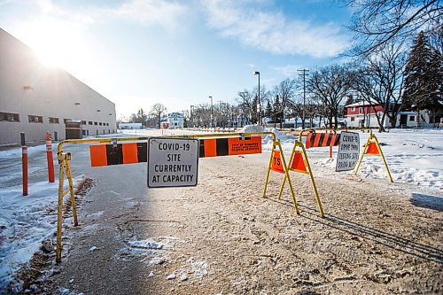 MIKAELA MACKENZIE / WINNIPEG FREE PRESS

The 1284 Main Street testing site, which is closed because of two separate entrance door incidents (an accident and a malfunction), in Winnipeg on Friday, Dec. 24, 2021.  For --- story.
Winnipeg Free Press 2021.