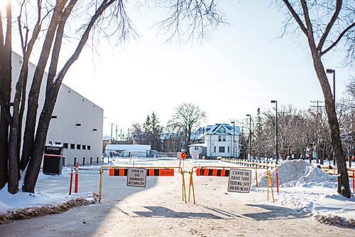 MIKAELA MACKENZIE / WINNIPEG FREE PRESS

The 1284 Main Street testing site, which is closed because of two separate entrance door incidents (an accident and a malfunction), in Winnipeg on Friday, Dec. 24, 2021.  For --- story.
Winnipeg Free Press 2021.